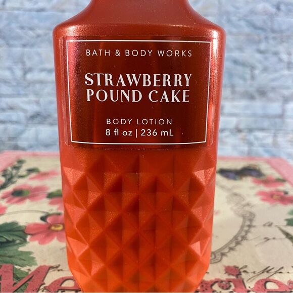 Bath & Body Works Strawberry Pound Cake Body Lotion 8oz Size - Picture 2 of 3